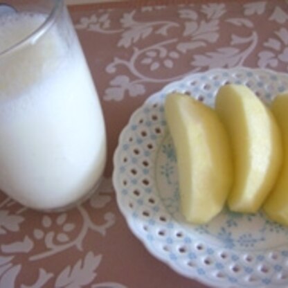 mimiさんこんばんは～♪今日は寒いですね～リンゴのジュース久しぶりに飲みましたよ♪ヨーグルトでサッパリして美味しですね（＾ｖ＾）ジューサーで作りました。